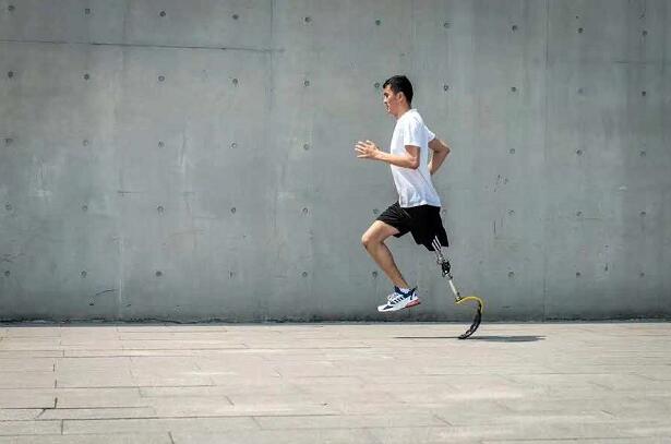 假肢廠家淺談關(guān)于假肢的使用年限(圖1) 假肢